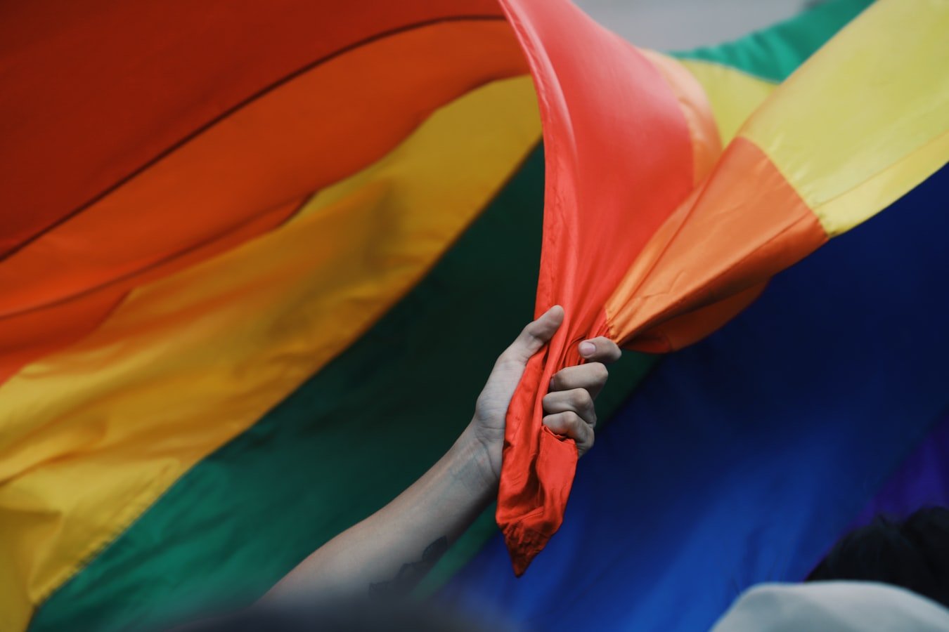 Giornata contro l’omofobia, Tessere le Identità: “Italia ancora indietro per diritti LGBTQI”