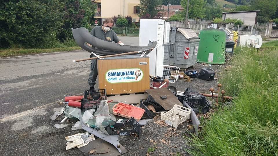 A Valmadonna rifiuti lasciati per strada. Intanto gli ispettori multano ‘sporcaccione’ ad Alessandria