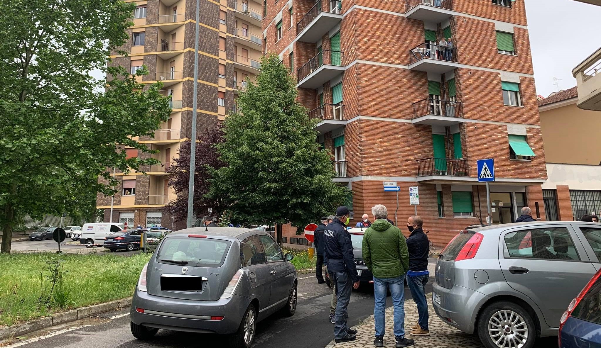 Donna precipita dal balcone di casa e muore: dramma in via Caselli ad Alessandria