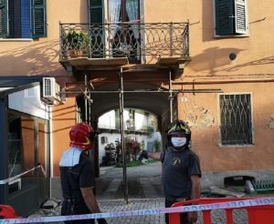 Crolla balconcino a Mirabello: due feriti in codice giallo