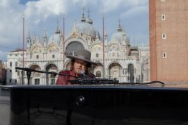 Zucchero esegue un brano inedito di Michael Stipe in Piazza San Marco