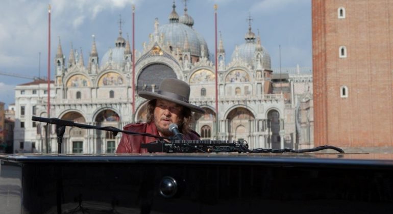 Zucchero esegue un brano inedito di Michael Stipe in Piazza San Marco