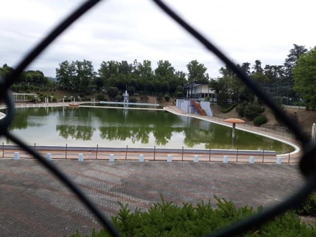 Caos piscina di Acqui Terme: il Comune lancia l’hashtag #alessandrocambialacqua