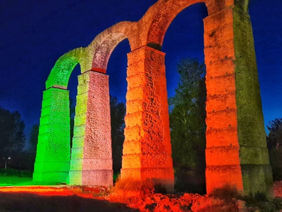 Lo spettacolo degli Archi Romani di Acqui illuminati con il tricolore