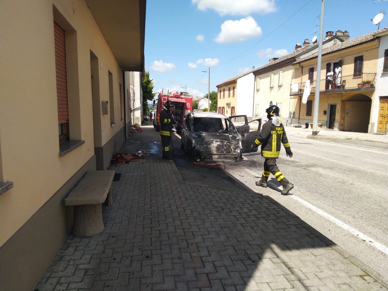 Auto in fiamme a Ozzano
