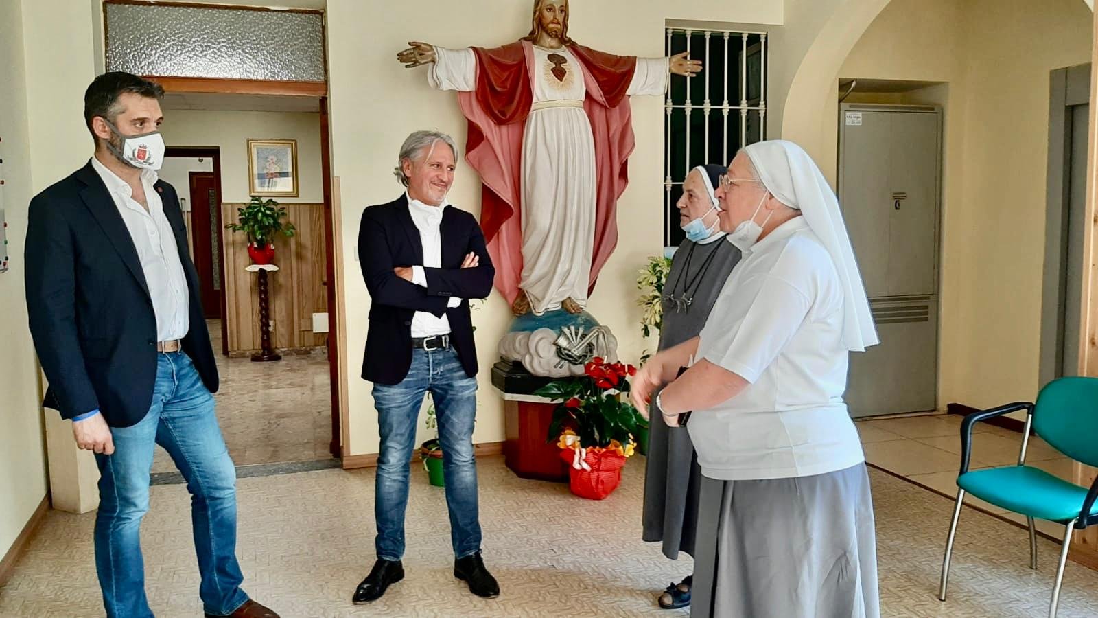 A Tortona il sindaco Chiodi incontra le suore Missionarie della Carità dopo l’emergenza covid