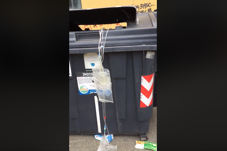 Flebo abbandonate nei bidoni della spazzatura: il video shock