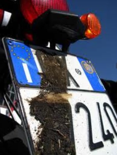La sua moto era pulita ma la targa coperta di fango: denunciato dalla Polizia Stradale