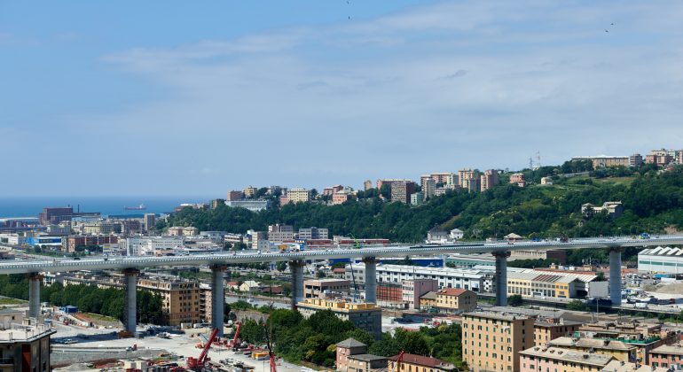 Stasera ai piedi del nuovo ponte di Genova il concerto per le vittime del Morandi e per gli oltre mille tecnici e operai che hanno lavorato alla nuova infrastruttura