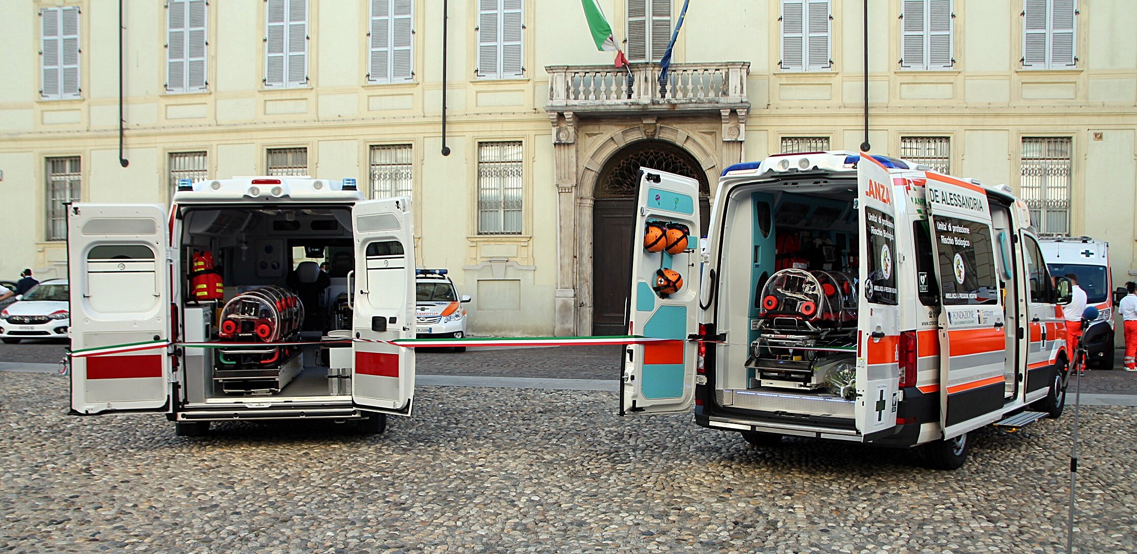 Inaugurate due ambulanze allestite a unità di contenimento di rischio biologico