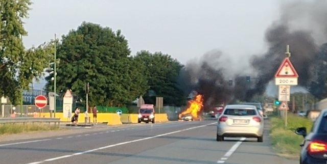 Auto in fiamme sulla strada statale 35 bis dei Giovi: sul posto i Vigili del Fuoco