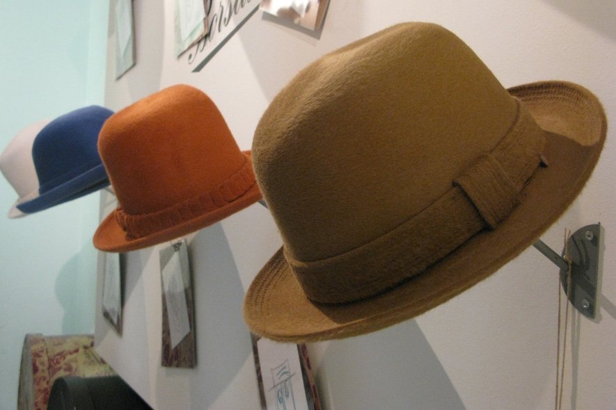 Il cappello Borsalino in mostra nei negozi del centro per i saldi