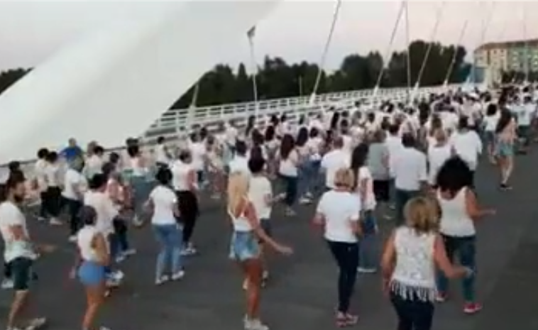 Lo spettacolare flash mob sul ponte Meier ad Alessandria