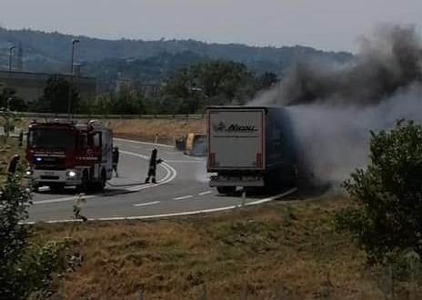 In fiamme un tir sulla A26 a Ovada: traffico in tilt
