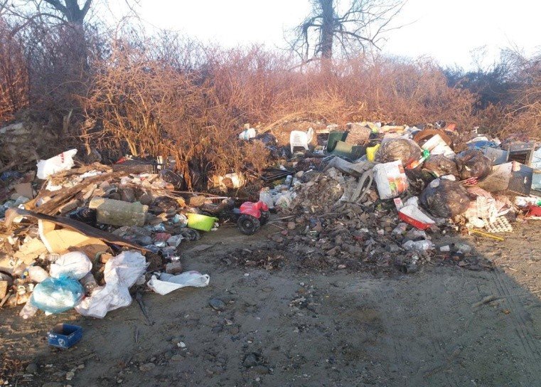 Abbandono di rifiuti sull’argine Terranova a Casale: scoperti i responsabili