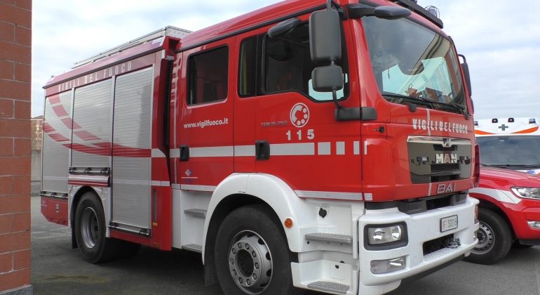 Fiamme in un appartamento a Parabiago, nove persone intossicate