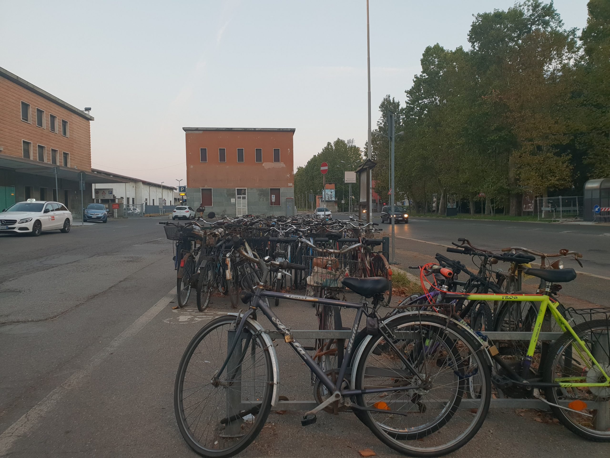 Rimosse le bici abbandonate in stazione: un primo passo per riqualificare l’area