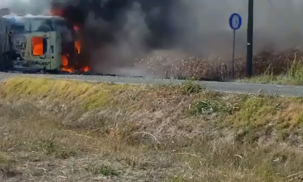 Camion si ribalta a Castelnuovo Scrivia e prende fuoco