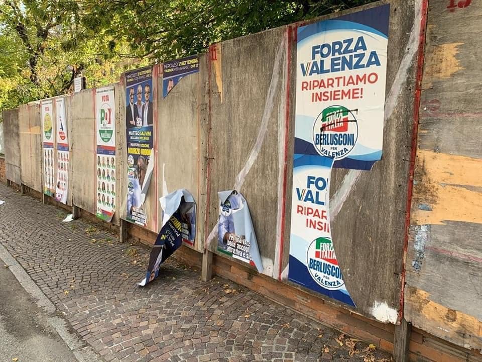 Forza Italia Valenza: “I manifesti elettorali del centrodestra sono stati vandalizzati”
