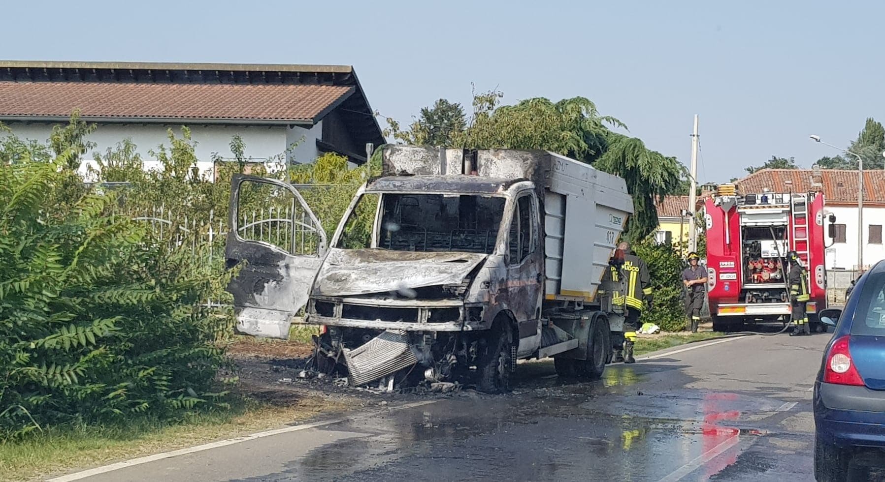 A fuoco un camioncino a Valle San Bartolomeo: sul posto i Vigili del Fuoco