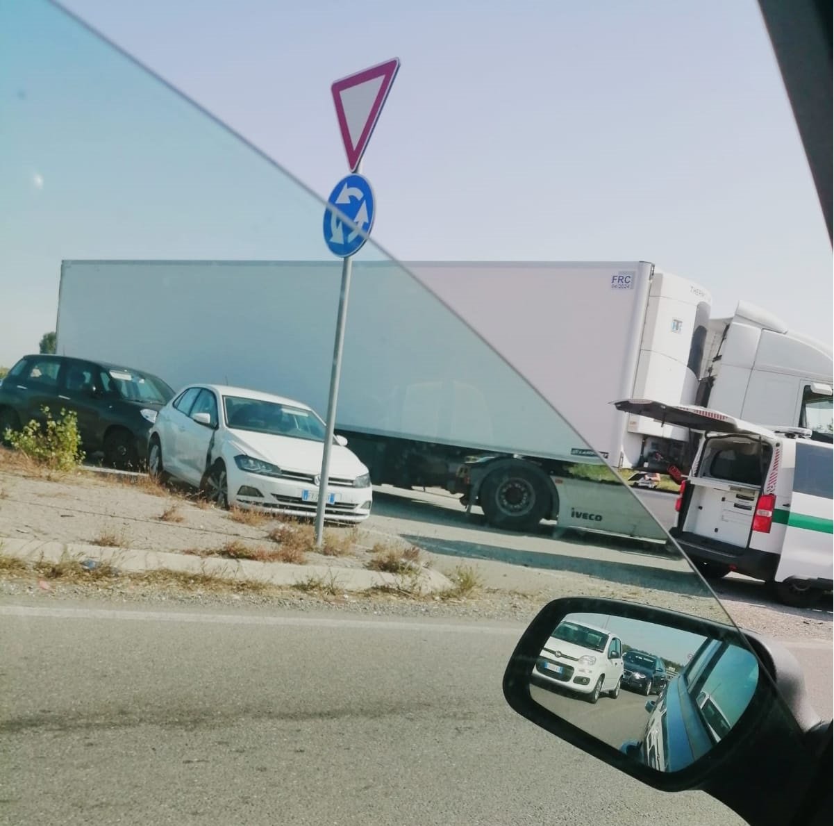Incidente tra Spinetta e Alessandria tra un camion e un’auto: code verso la città