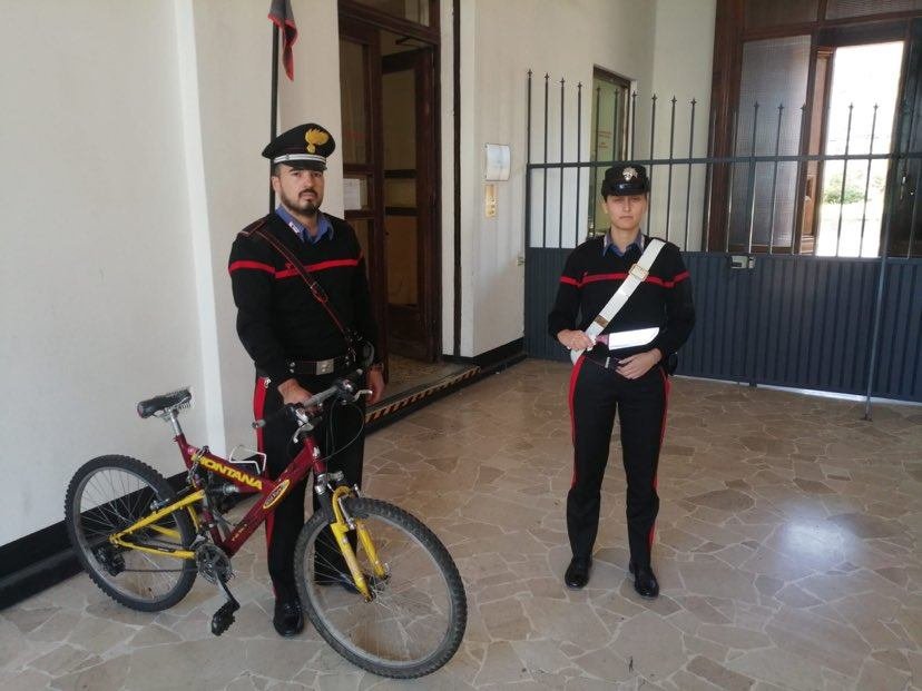 Si scaglia armato di mannaia contro il portone della caserma dei Carabinieri di Tortona: denunciato