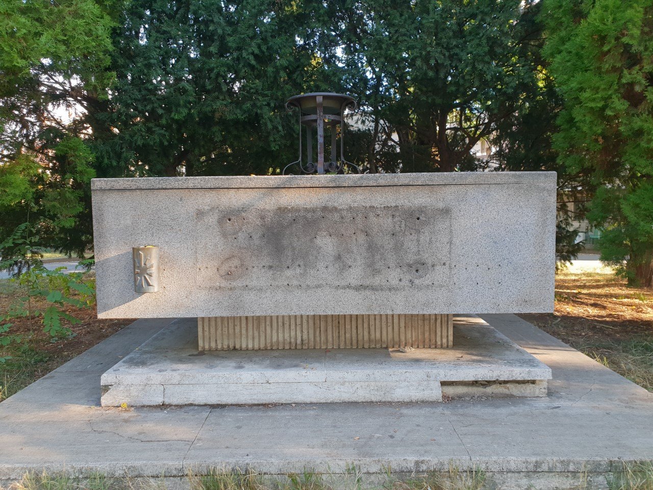 Il monumento ai caduti a Spinetta Marengo deturpato e abbandonato