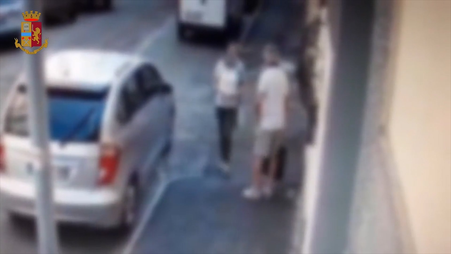 Il video del “furto con abbraccio”. Polizia di Alessandria arresta due persone