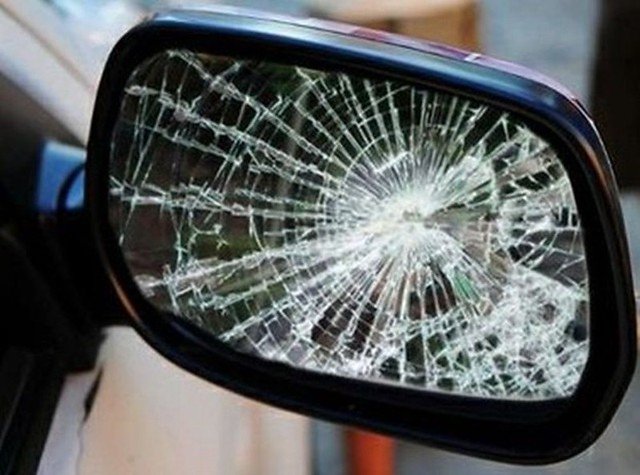 Pugno allo specchietto di un’auto ad Alessandria: denunciato un 36enne