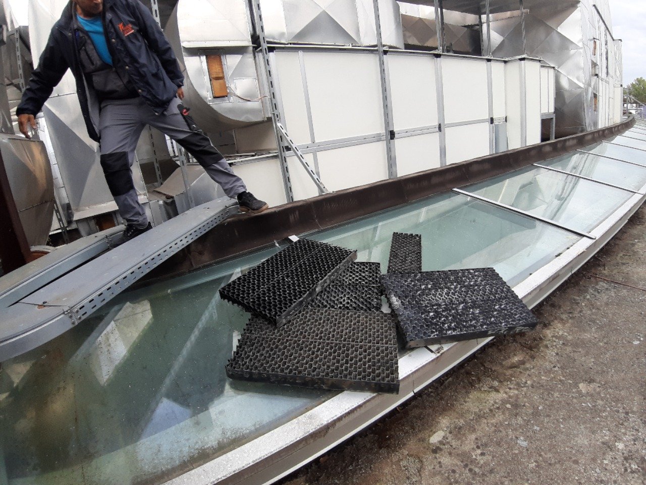 Vandali in azione al Centro congressi di Acqui Terme: danni per migliaia di euro