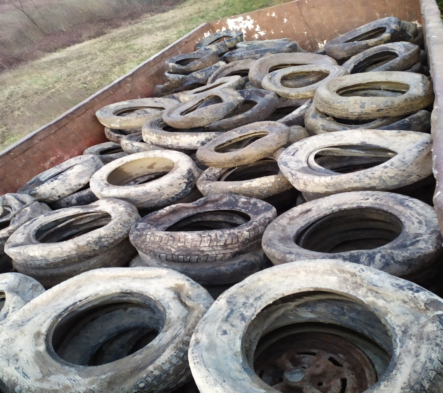 Polizia Stradale scopre un cimitero di pneumatici nell’acquese