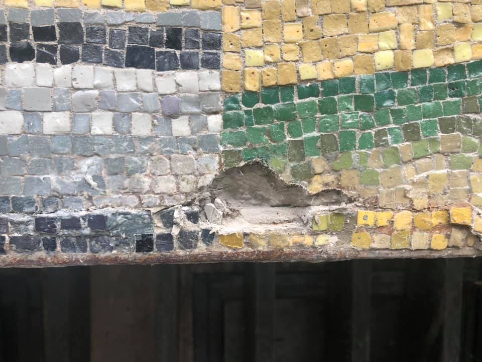Si stacca una porzione del mosaico delle Poste Centrali di Alessandria: la foto-denuncia