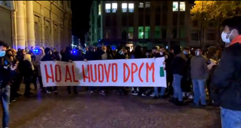 In piazza della Libertà la manifestazione contro il nuovo Dpcm. La diretta