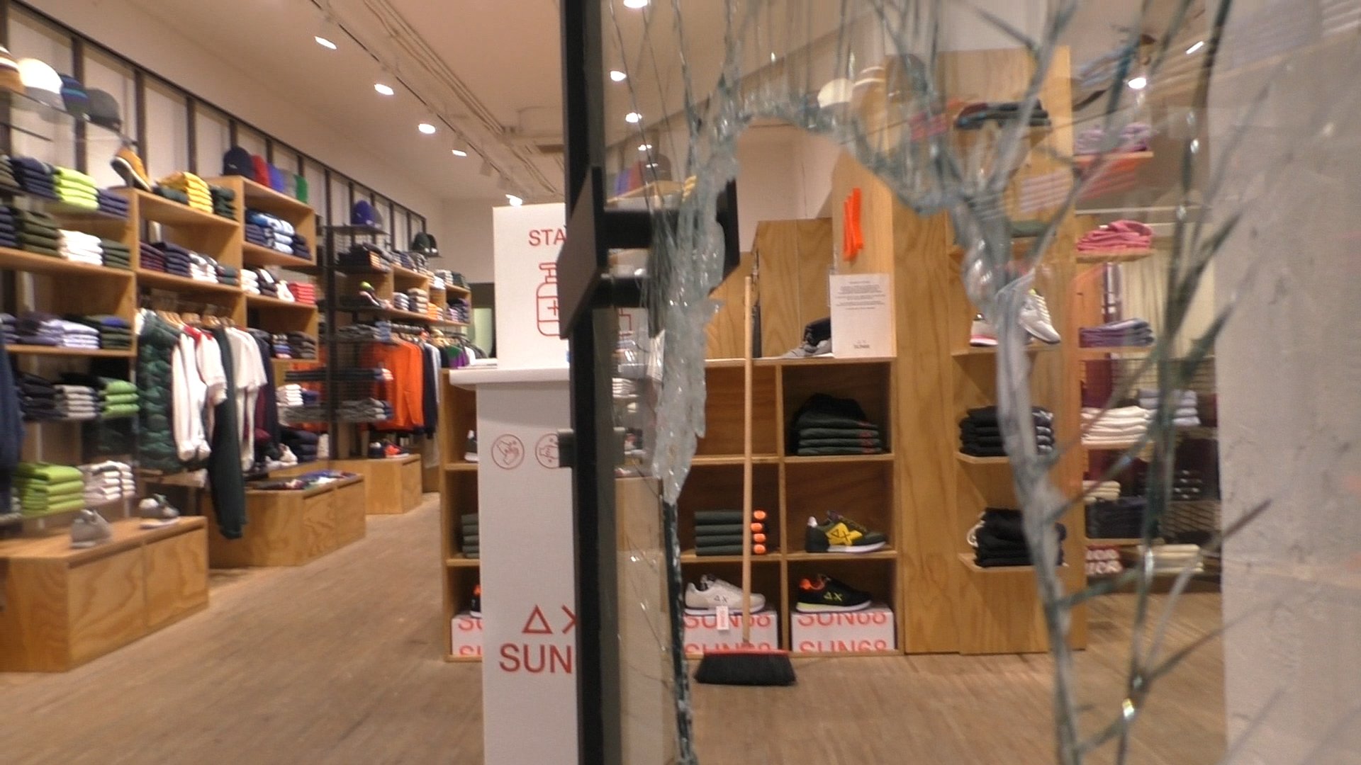 Danni a un negozio in via Migliara: mattone infrange porta a vetri
