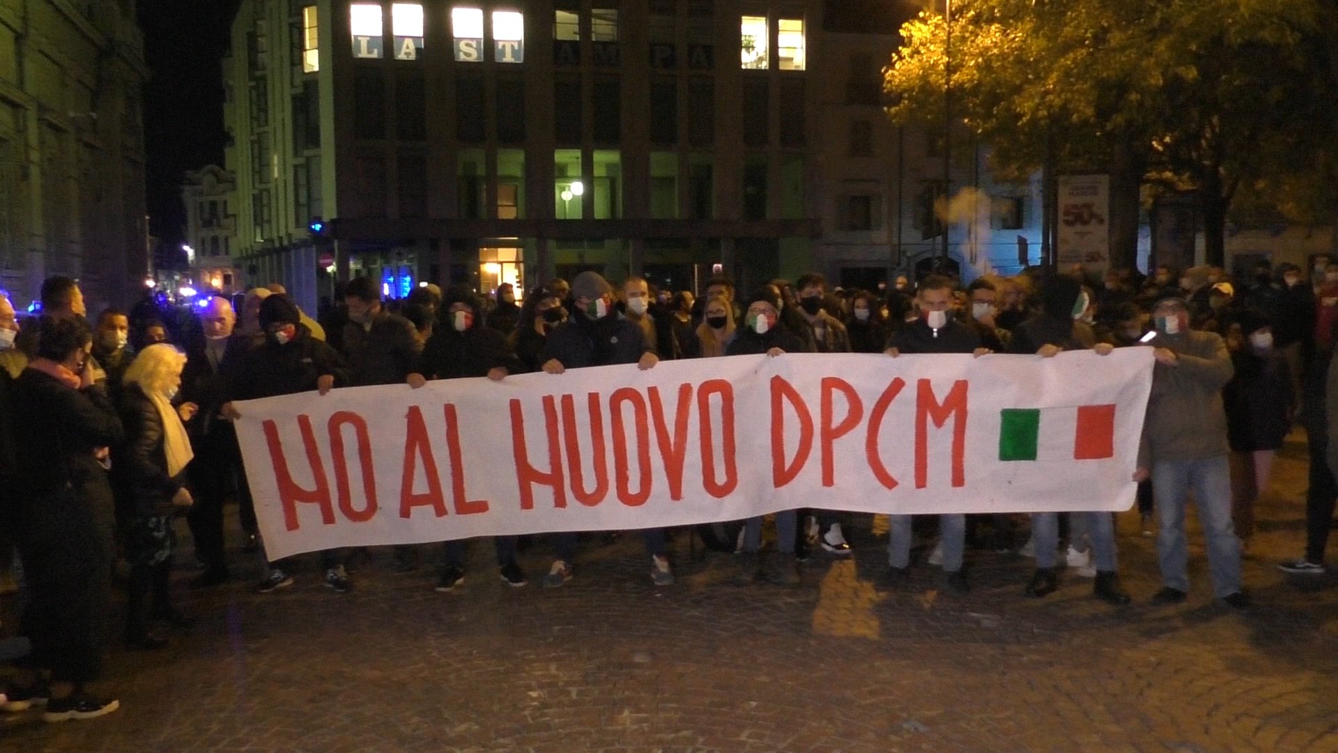 In piazza l’aspra protesta contro il Dpcm: “Ci stanno prendendo in giro, non abbiamo da mangiare”