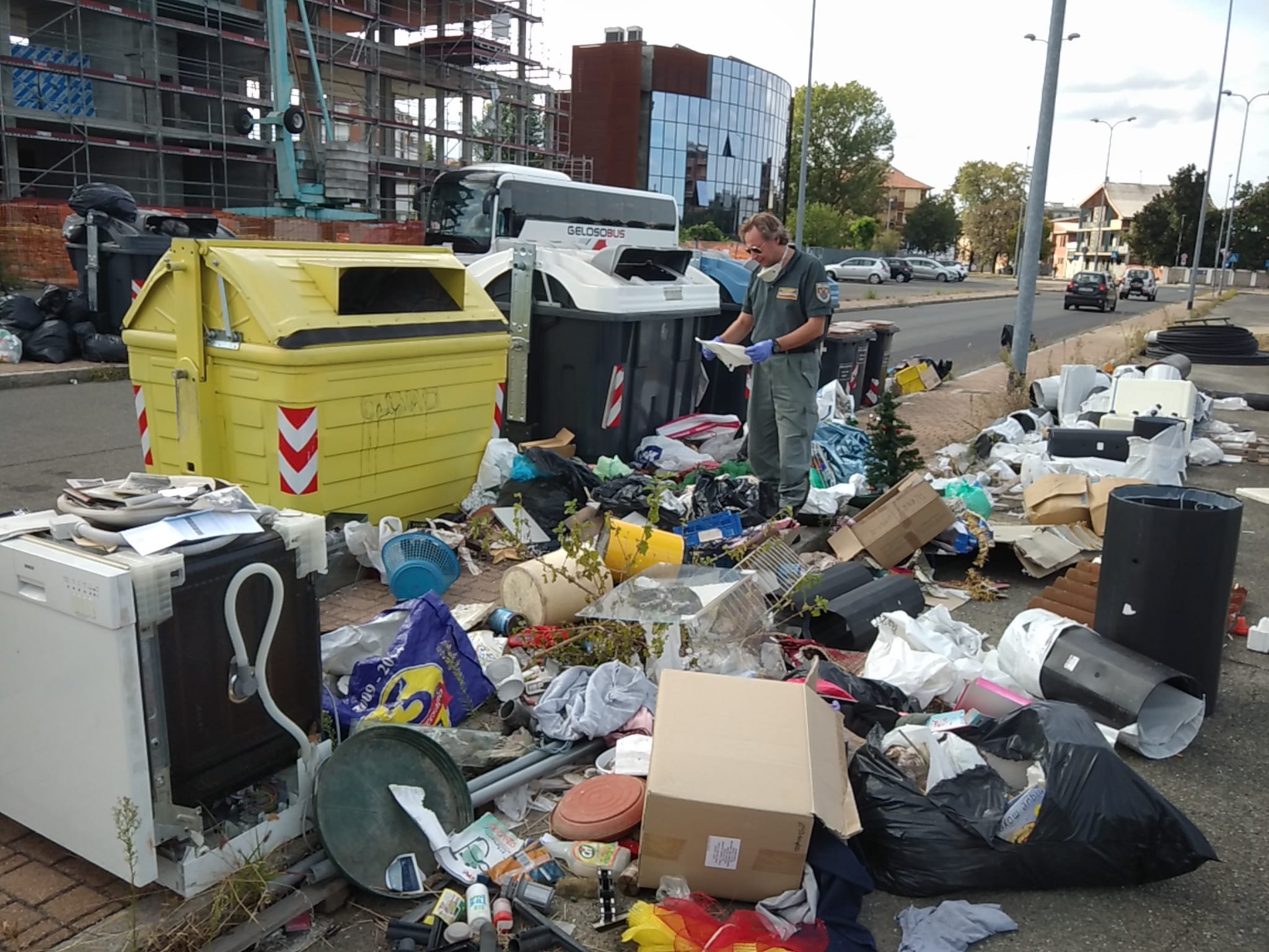 Abbandono di rifiuti in via Coppi ad Alessandria: trovato il responsabile