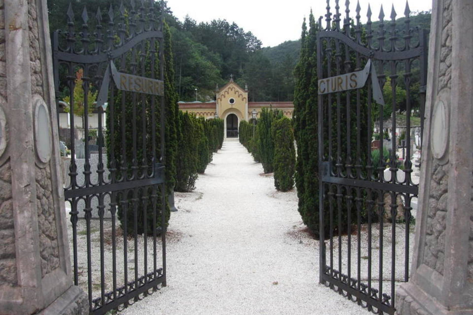 Castelletto Monferrato chiude il cimitero: “Ci vanno in troppi, forse non hanno capito che siamo zona rossa”