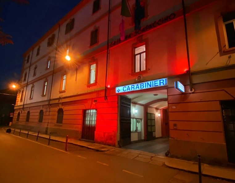Anche la caserma dei Carabinieri di Alessandria illuminata d’arancione: luogo che aiuta le donne