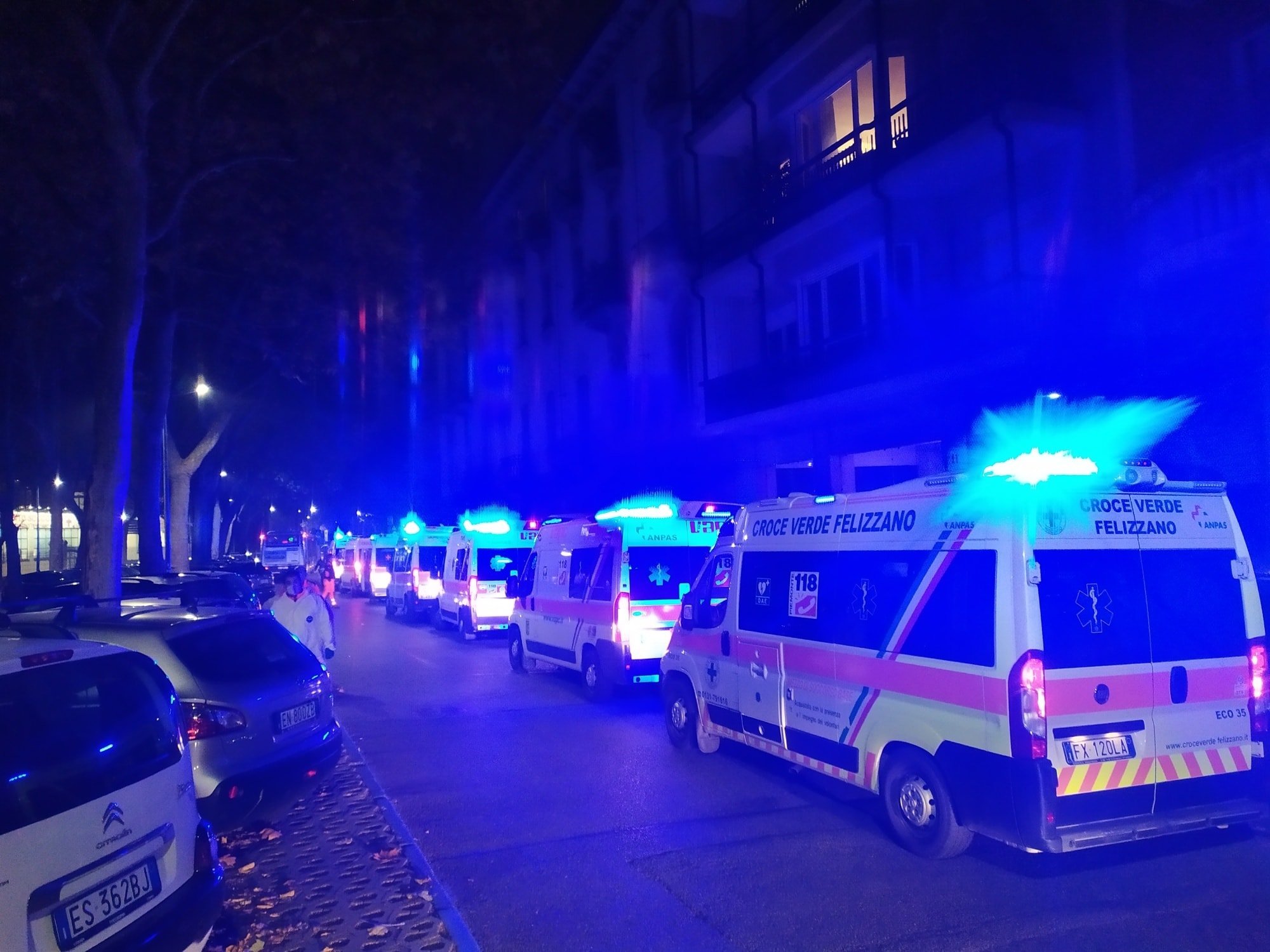 Ambulanze in fila per il trasporto di pazienti Covid da Torino all’ospedale di Tortona