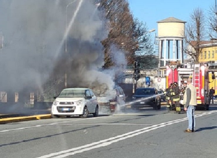 Auto in fiamme in Lungo Tanaro Magenta ad Alessandria: sul posto i Vigili del Fuoco