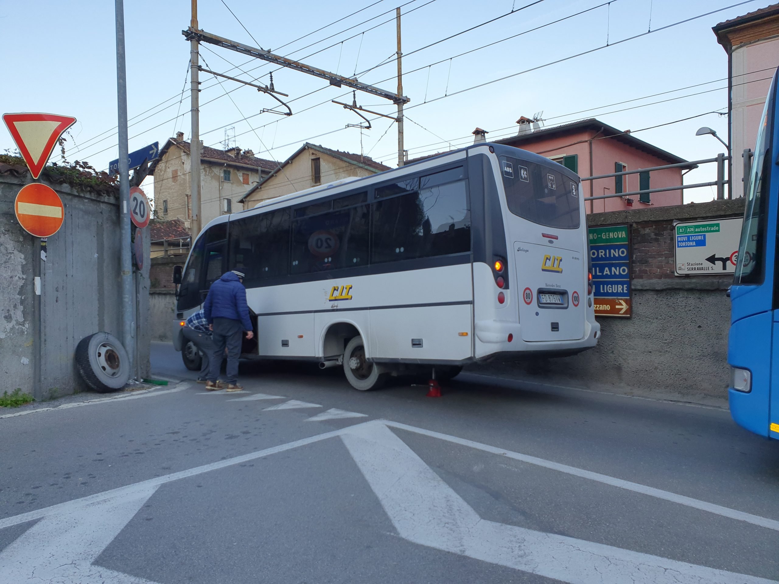 Tutti e 5 i bulloni saltano e il bus perde la ruota: traffico in tilt a Serravalle