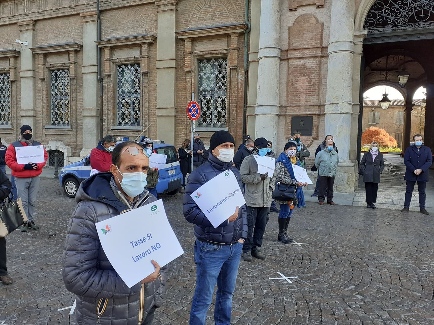 Ambulanti in piazza ad Alessandria contro il Dpcm: “Vogliamo solo lavorare”