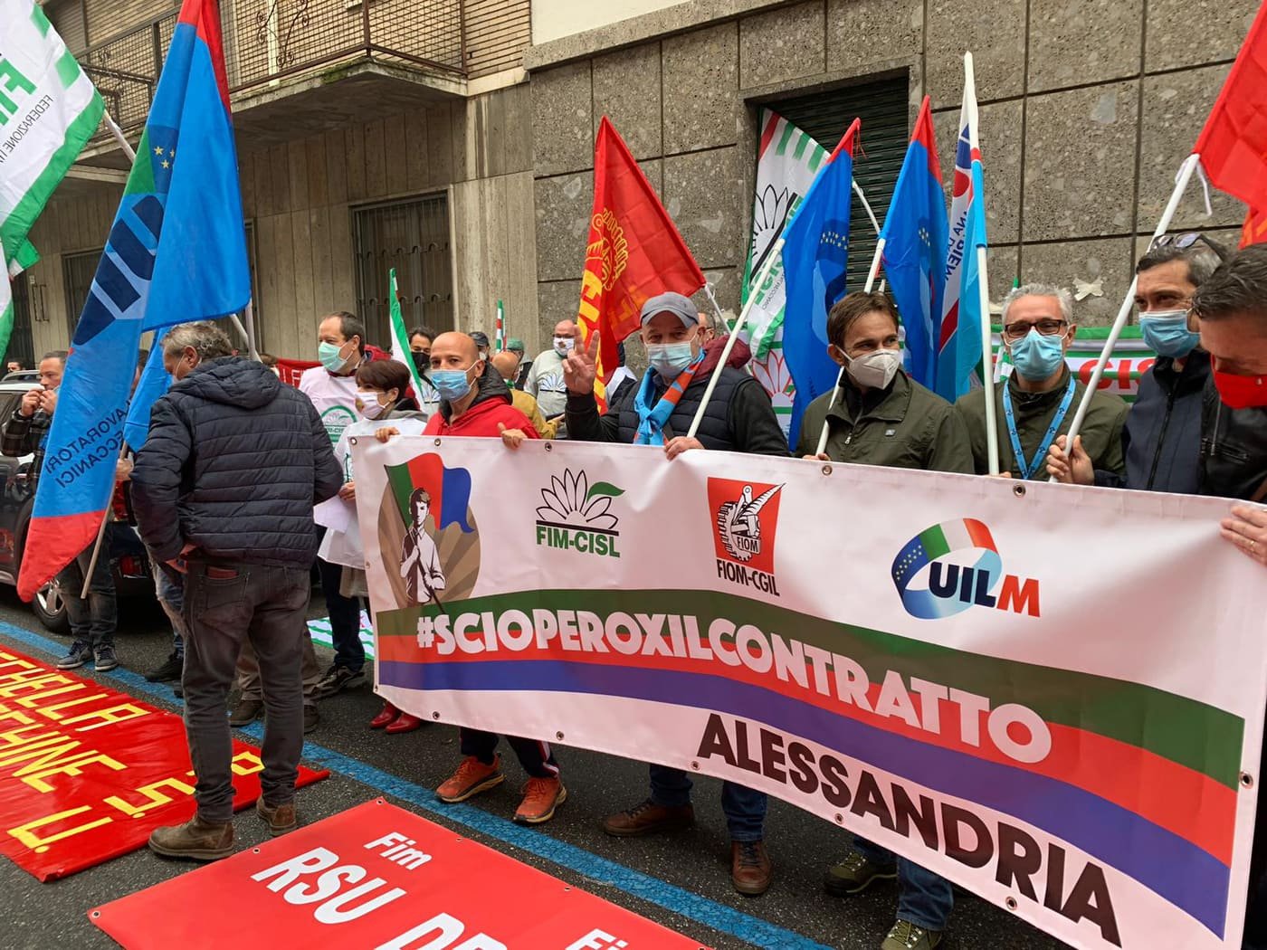Lavoratori metalmeccanici davanti a Confindustria: “41 euro in più? Non bastano neanche per la spesa”