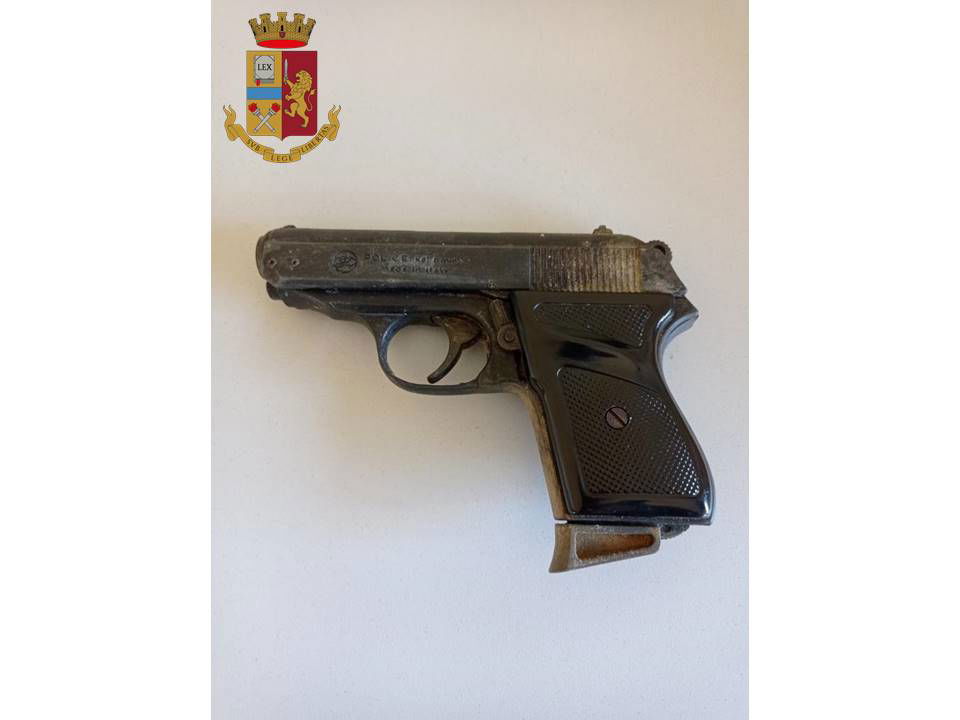 In stazione ad Alessandria con una pistola scacciacani: denunciato per procurato allarme