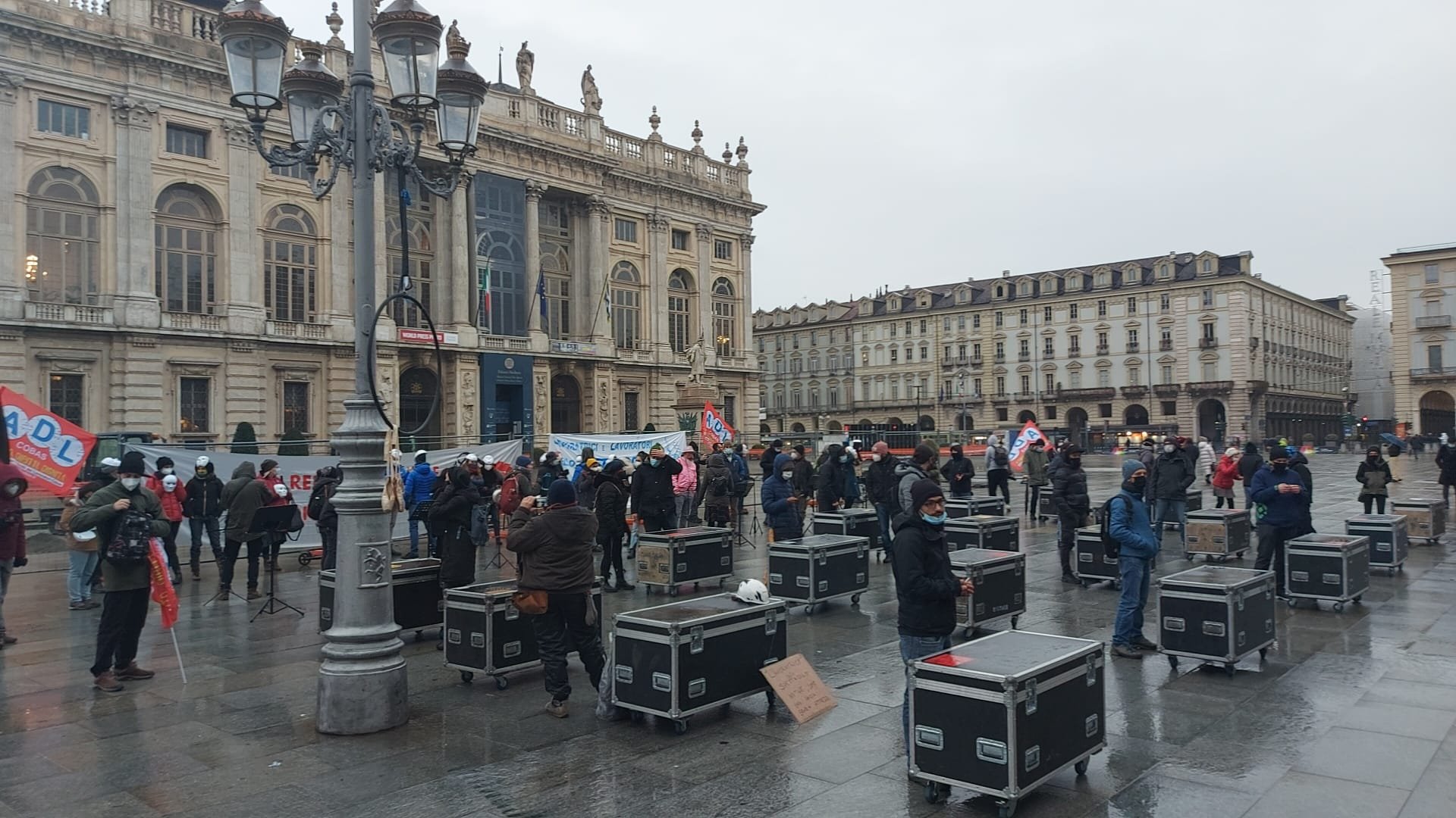 Lavoratori dello spettacolo in piazza a Torino: “Non siamo tutelati, servono riforme radicali”