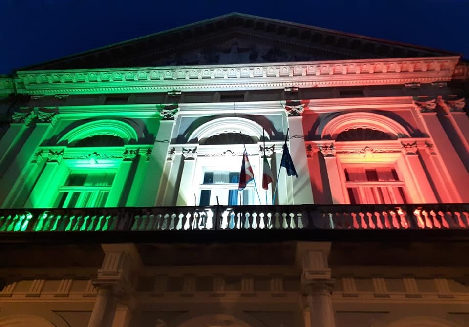 La facciata dell’Ospedale di Alessandria si tinge coi colori della bandiera italiana