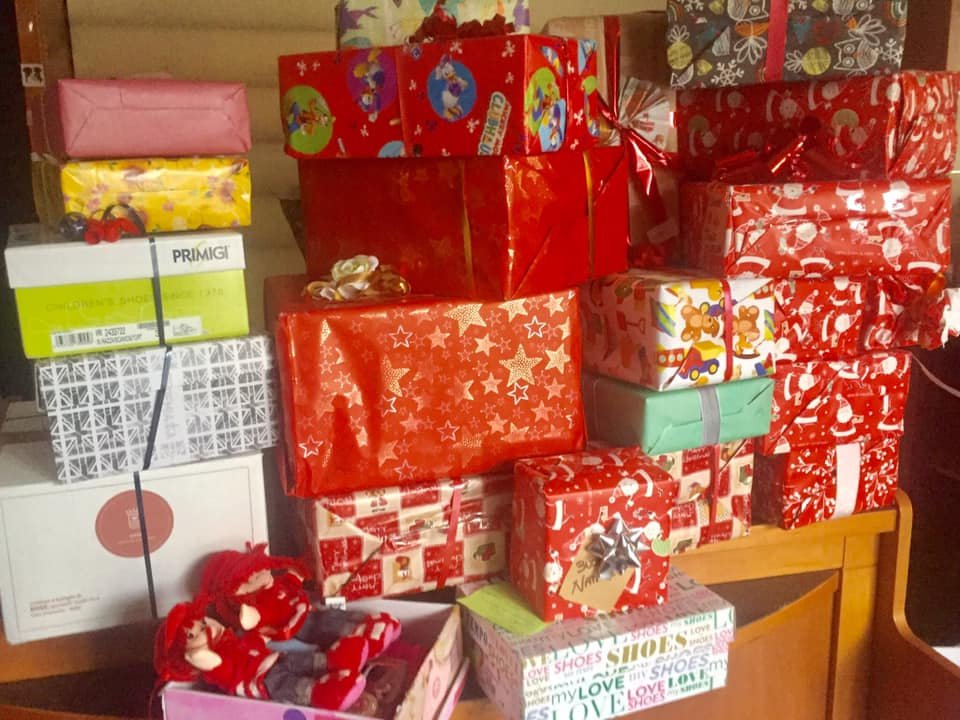 Il tabaccaio di Novi che raccoglie doni per i più bisognosi: “Deve essere Natale per tutti”
