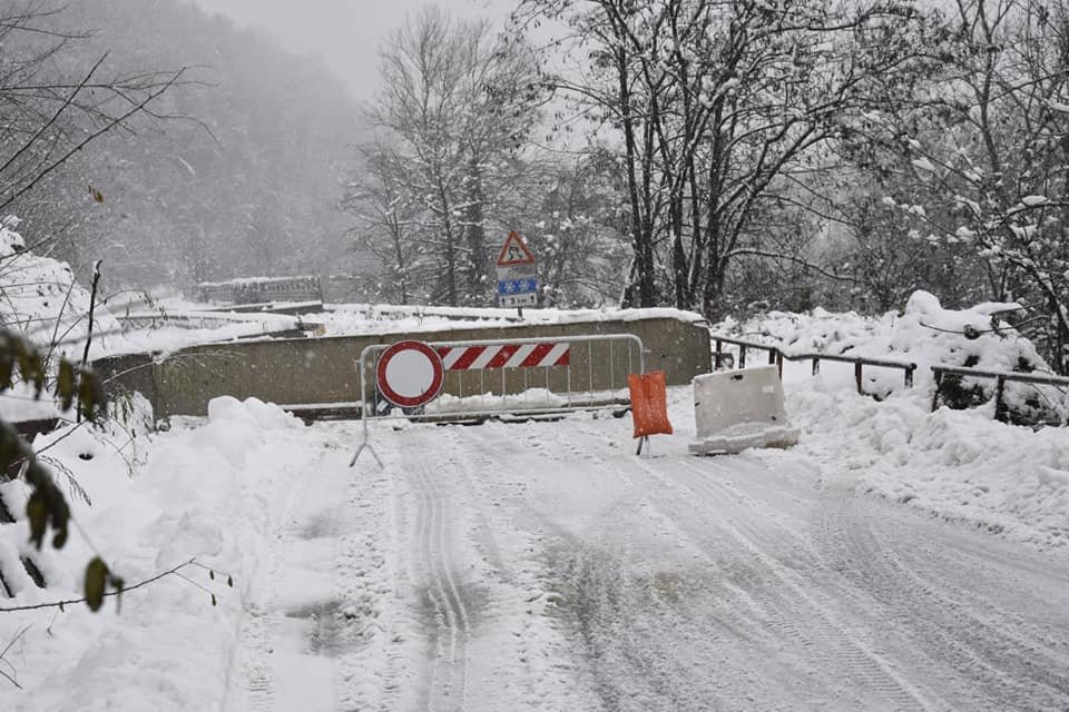 Rompono le sbarre per passare sulla strada del Turchino chiusa per neve: denunciati