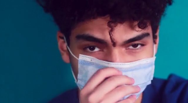 “Metto la mascherina perché ti voglio bene duro”: un video rivolto ai giovani sulle regole anti covid
