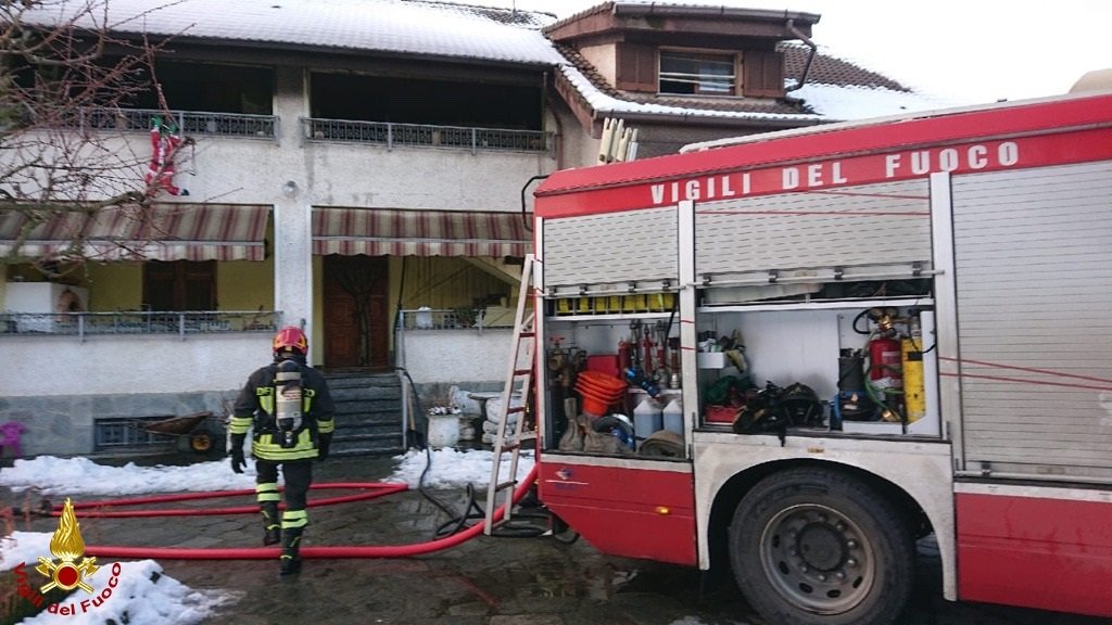 Incendio di un tetto a Sarezzano: bonifica in corso